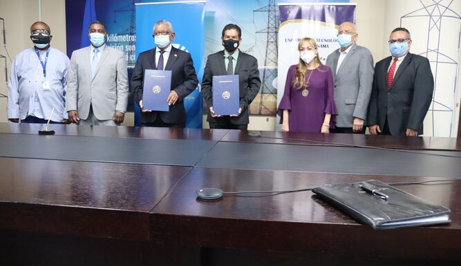 tvnnoticias's tweet photo. UTP y Etesa firman convenio de cooperación para el desarrollo de proyectos. Conoce más en https://t.co/xPeUtkskRt #NoticiasTVN https://t.co/Um70ZSCHjF