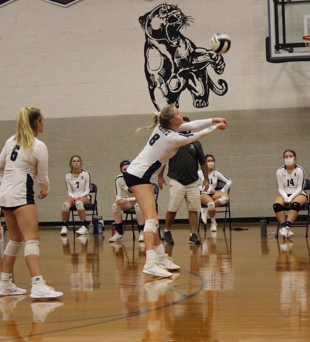 usiwvolleyball's tweet photo. WELC🏐ME TO THE SQUAD🦅
•••••••••
Class of 2021 signee, Evie Duncan (Right Side/Outside Hitter from Evansville, IN/Reitz HS/Evansville United VBC) https://t.co/4GrB7SinPD