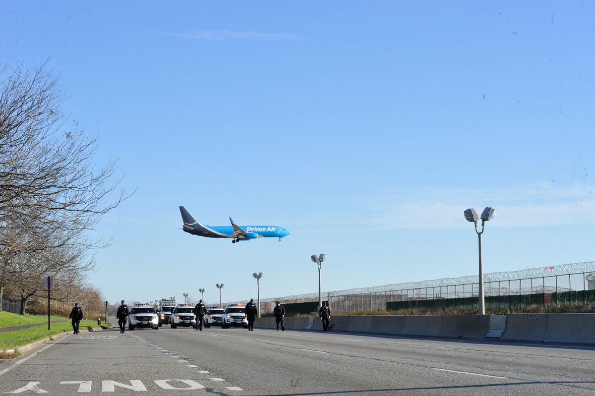 Lloydphoto's tweet photo. Photos+ story link: https://t.co/in7tp5Ox5D. A Amazon Plane flies over a crime scene where two men were killed near JFK. #LloydMitchellPhotography #Queens #GUNviolence #NYPD #102Pct #photojournalism #journalism https://t.co/MpClQNkkXx