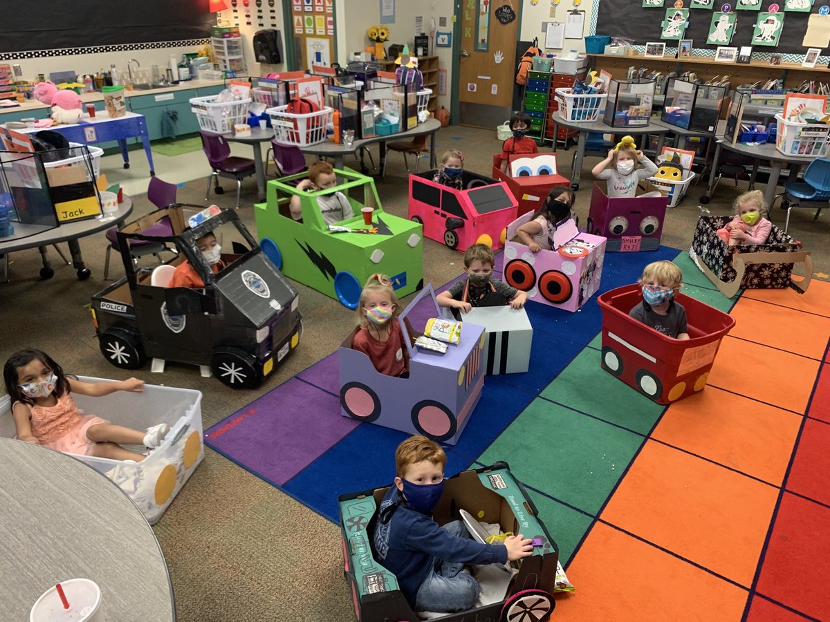 MrsAGCISD's tweet photo. Beep Beep🚗 ! One of my favorite days in PK! Our Drive-In! @MissKaraHES @EarlyGcisd @KristiABrown @HESRegalEagle #hessoars #pkfun https://t.co/1n3O3cfYWN
