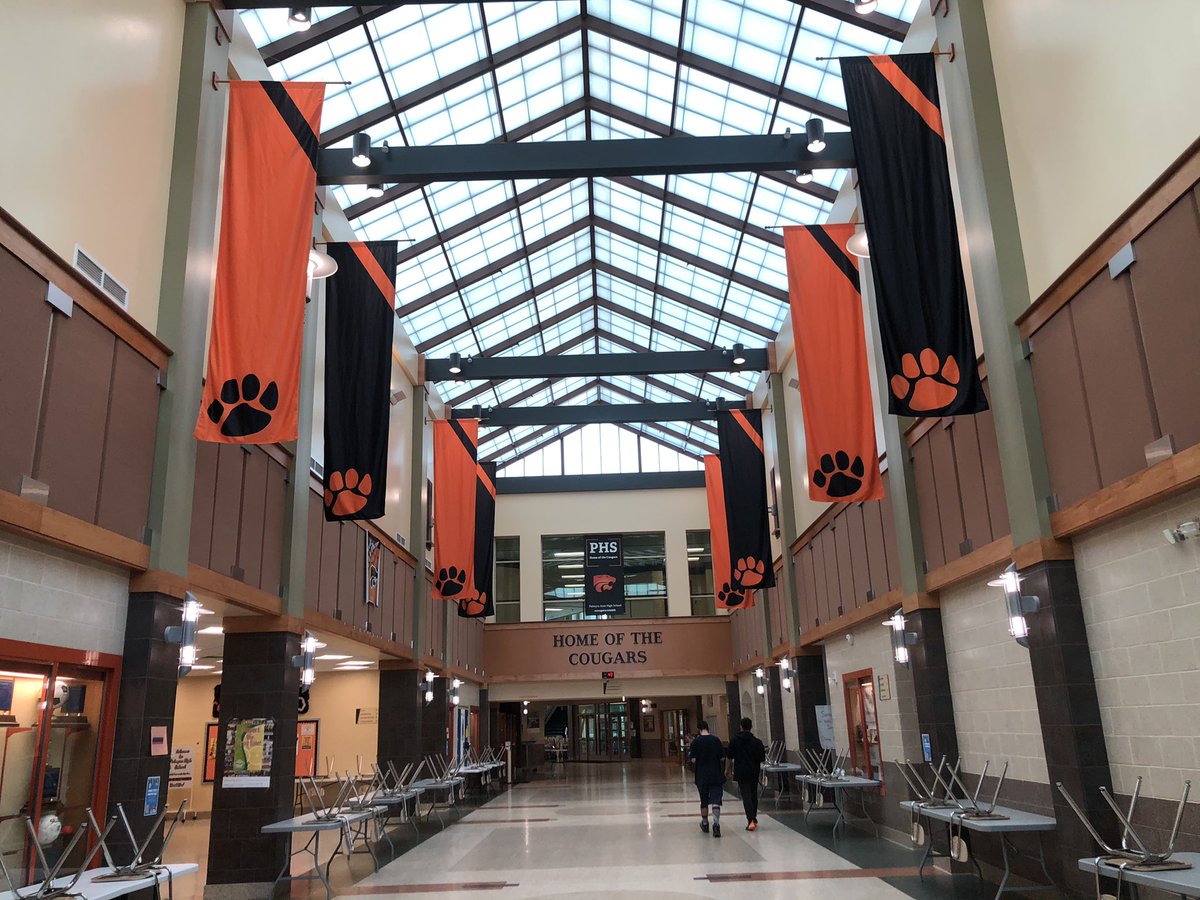 enCOUGARment7's tweet photo. A new look for the atrium🤩 Thank you Student Council! They look stunning #newlook https://t.co/PAFumFyAeJ