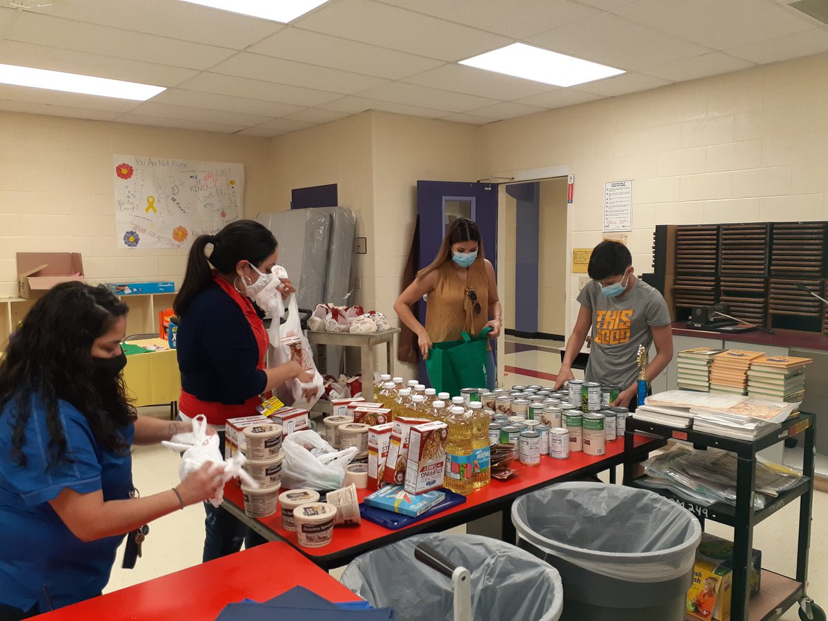 MacdonellHawks's tweet photo. So grateful for #CIS #communitiesinschool @MarthaSierra13 @stephdiaz for donating Thanksgiving meals for our families! https://t.co/YvjxHE54Q7