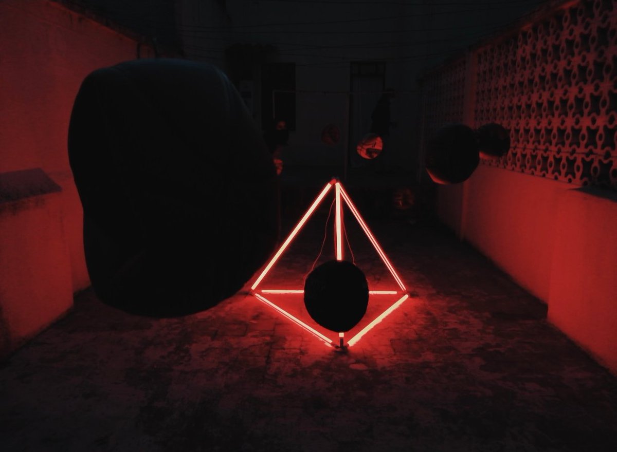 #Episestía es una exposición colectiva presentada por @espaciocabeza y Laboratorio Curatorial Archipiélago. La exposición finaliza el 12 de diciembre, revisa horarios y medidas de seguridad para visitarla.