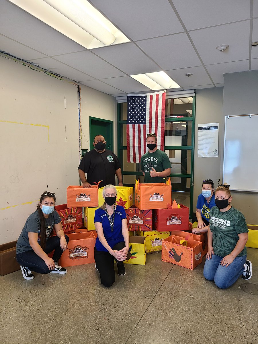 ngosuna's tweet image. Proud to be part of the amazing Panther Family💚 Shout out to our sponsors, to Mr. Joe Rodriguez, Mrs. Hays and my work friends for making this a reality💚 @Perris_ASB @TeamMaciasPHS @ProfeGoode @GeoSciJackie @MachleSmith @PerrisFFA @PHCounseling @Miss_Gs_World  @HR_Skorpanich