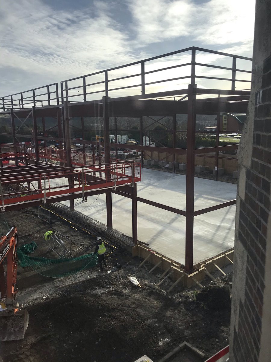 sportatdgsb's tweet image. 👷🏼‍♂️BUILDING UPDATE 👷🏼‍♂️
The concrete base for the sports hall floor has been laid. Just a tiny bit bigger than the existing indoor space. 👀 #slightupgrade