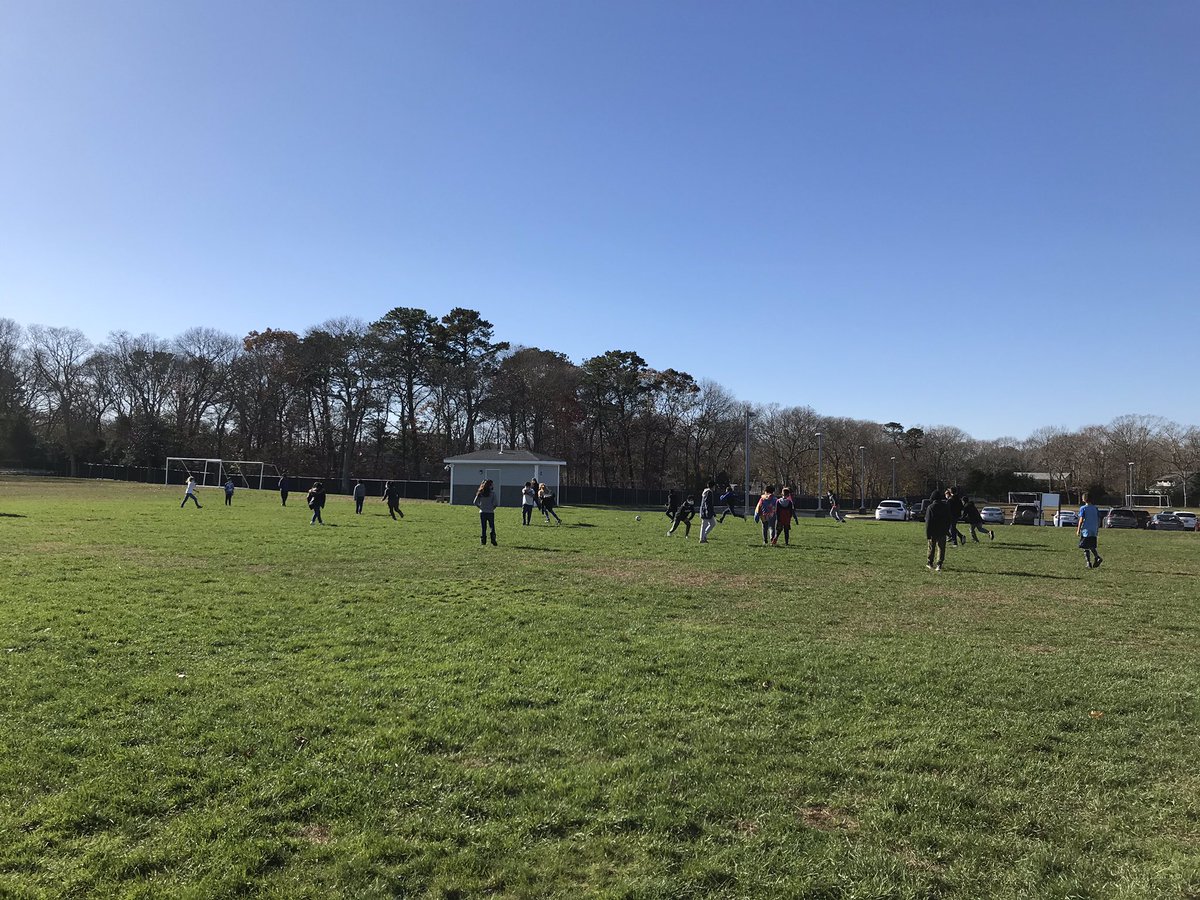 HamptonBays_MS's tweet image. Beautiful days in Hampton Bays...thankful for our outdoor spaces where we learn together, play together, and practice kindness towards one another. #WeAreHB #MathStations #Recess