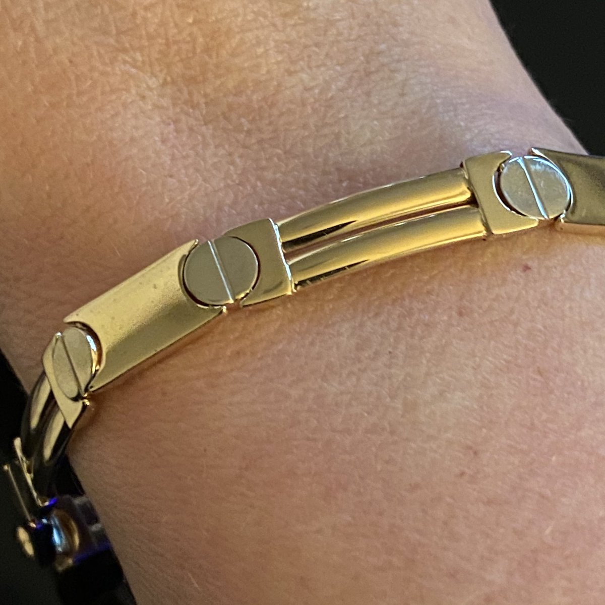 StuffWeFind1's tweet photo. Ends tonight on @eBay https://t.co/Nm3v26ZdPp Beautiful solid gold bracelet from the 80’s. 14g of gold. Even comes gift wrapped! 🎁 #StuffWeFind #vintageisvaried #vintage #vintagejewelry #gold #bracelet #giftguide #giftidea #holidays https://t.co/WBy894CvUZ