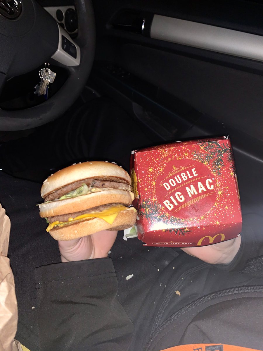 lolBachis's tweet photo. @McDonaldsUK ordered a double big mac but received a standard one instead. Very disappointing end to my day. https://t.co/4uZkkTktG7
