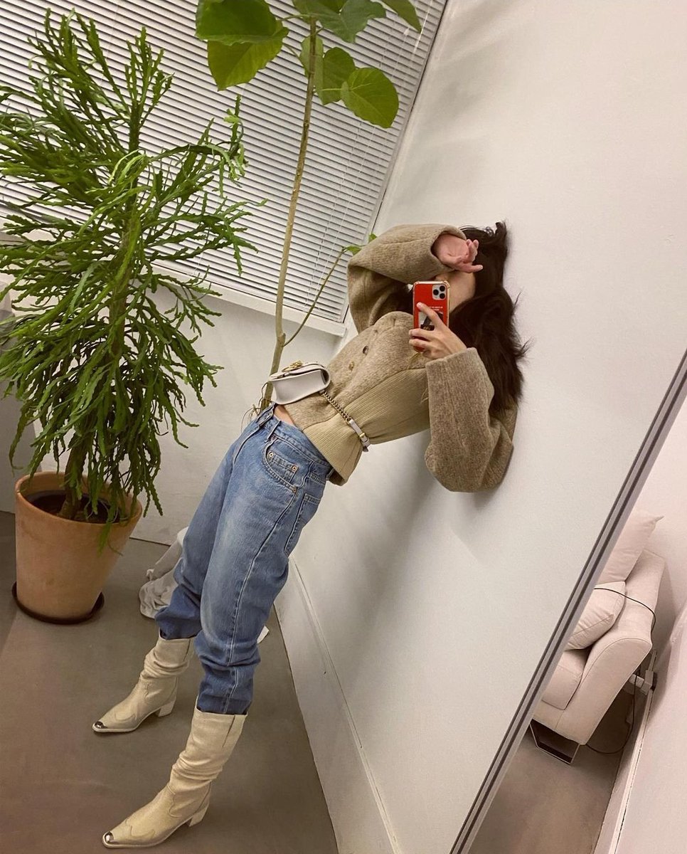 —Publica en IG algunas fotos tomadas antes de salir de casa, pues esa tarde había salido con su esposo a la fiesta que Calum estaba dando en su casa.—

 #MansionPartyCalxm
