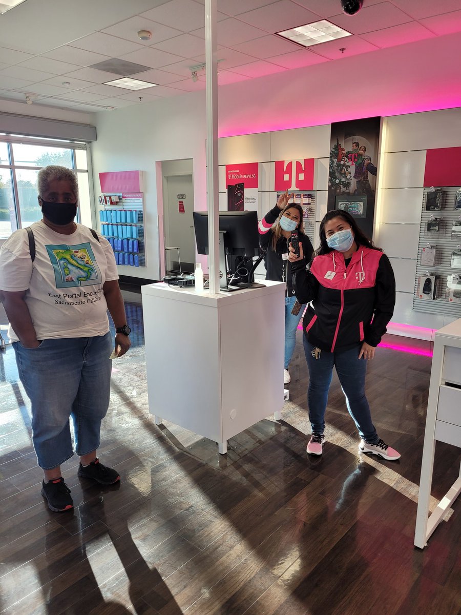 @BelindaTran10 and #Jem helping a customer TNX her account to #T-Mobile. They also helped her save $$$$ and #CutTheCord. #ThisIsCalvine welcomes all of our customers. Ensuring they leave with a smile. @leba99 @ftydingco @LAS_SAC @Garyprice777 @ItsYourBoiEF