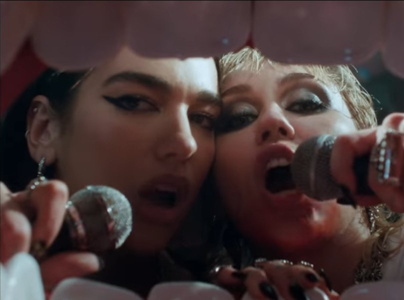 MileysDiscoBall's tweet photo. I only trust Miley Cyrus and Dua Lipa as my dentists from now on. 👄 #PRISONEROUTNOW https://t.co/3M1ivF1gwx