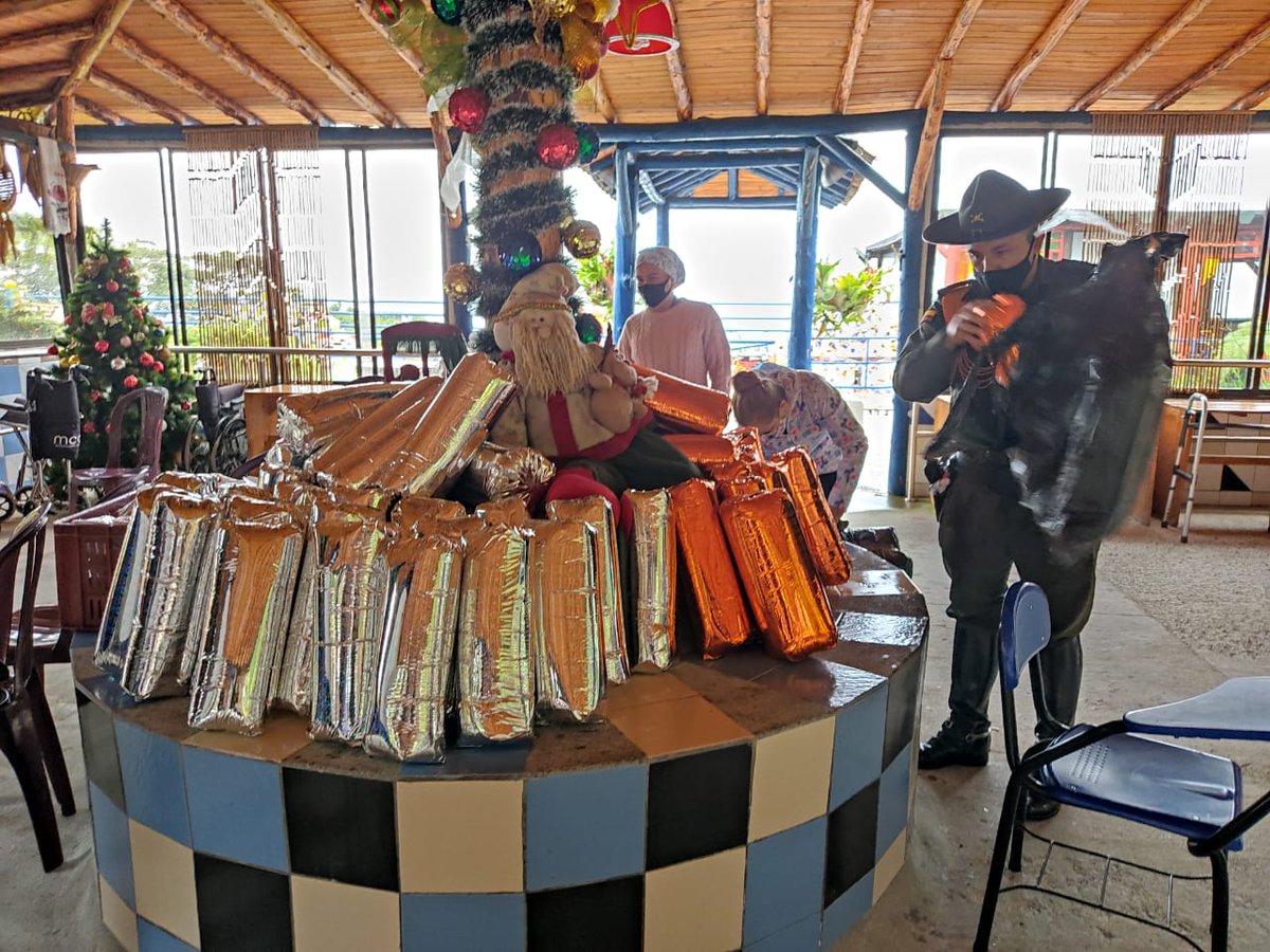 VocacinPolicia1's tweet image. Los Carabineros y Guias Caninos #MEVAL, en la vereda #vallano de #Envigado en compañía de Carolina elejalde asesora seguridad departamento #Antioquia y #fajasMyD hacen lleguar la #Navidad a los abuelos del #hogargeriátricosantaGertrudis con regalos amor y mucha felicidad #Siser