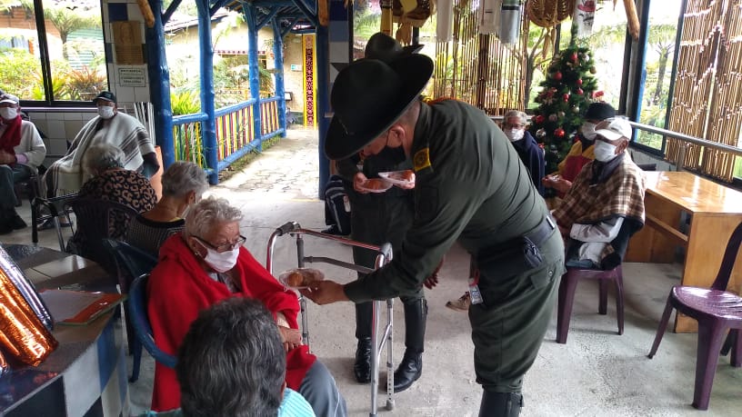 VocacinPolicia1's tweet image. Los Carabineros y Guias Caninos #MEVAL, en la vereda #vallano de #Envigado en compañía de Carolina elejalde asesora seguridad departamento #Antioquia y #fajasMyD hacen lleguar la #Navidad a los abuelos del #hogargeriátricosantaGertrudis con regalos amor y mucha felicidad #Siser