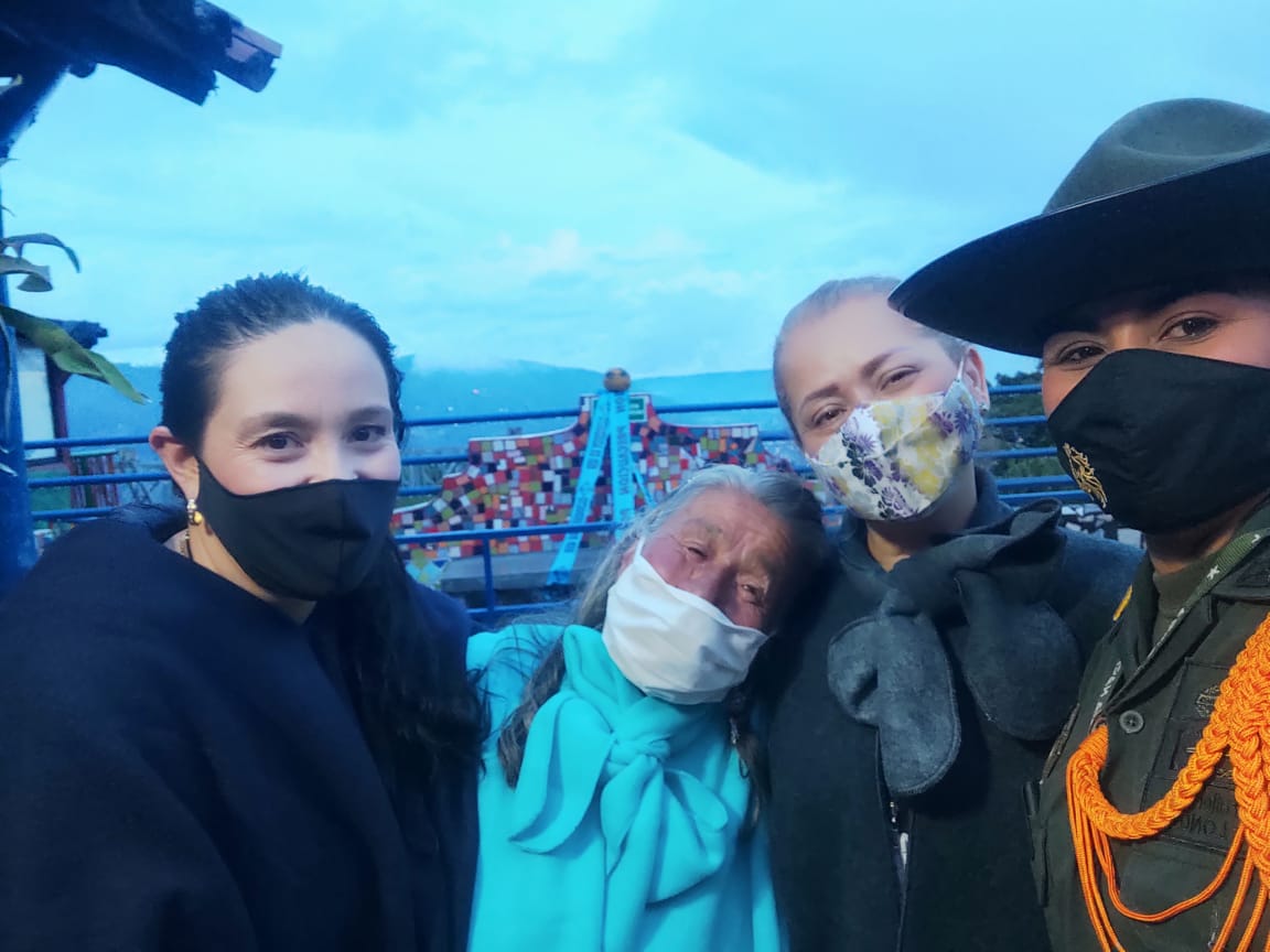 VocacinPolicia1's tweet image. Los Carabineros y Guias Caninos #MEVAL, en la vereda #vallano de #Envigado en compañía de Carolina elejalde asesora seguridad departamento #Antioquia y #fajasMyD hacen lleguar la #Navidad a los abuelos del #hogargeriátricosantaGertrudis con regalos amor y mucha felicidad #Siser