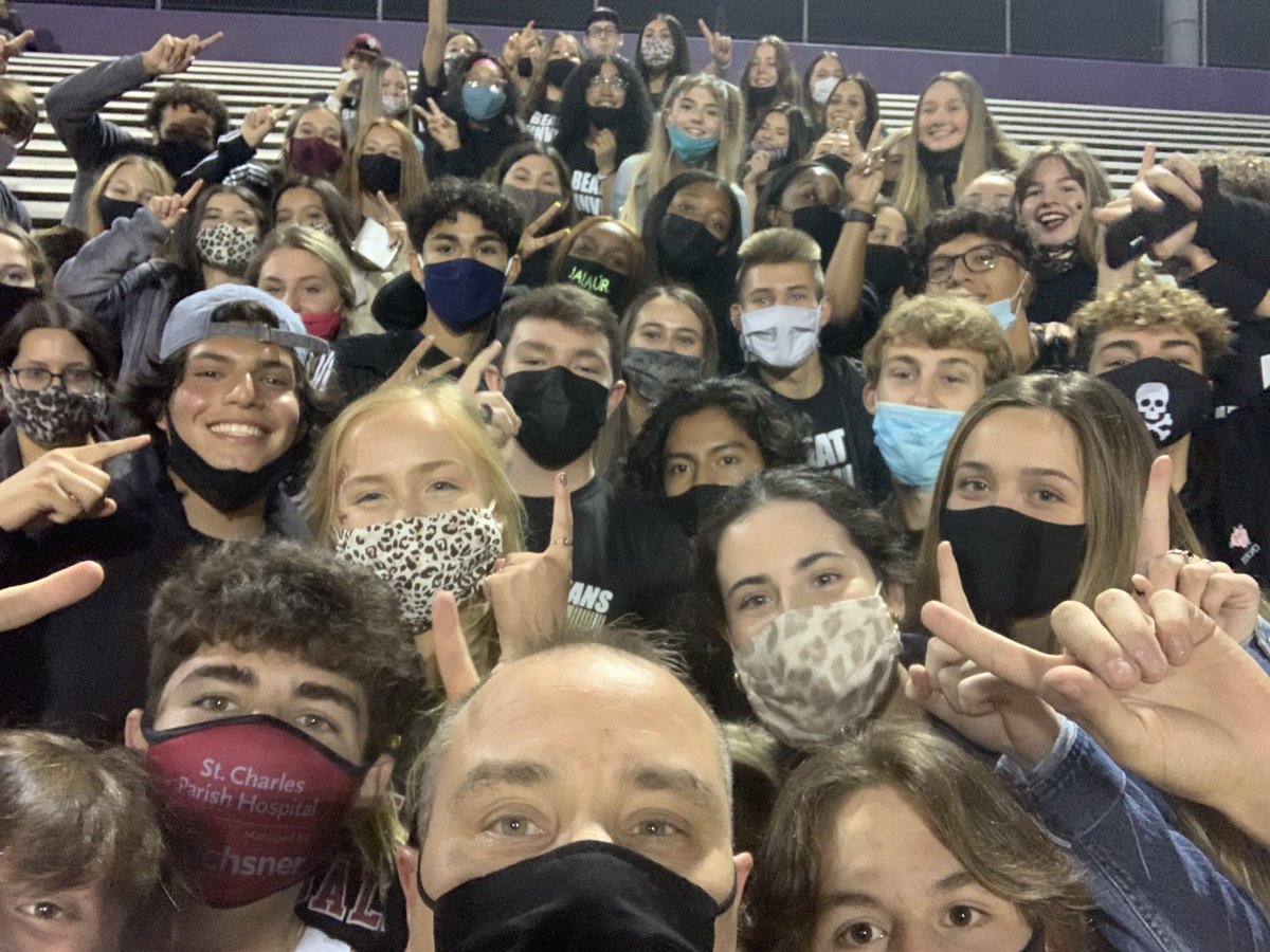 A few pics of some excited students being able to represent @HahnvilleHighand <a href="/DHSWildcats/">Destrehan High</a> tonight for the Battle on the River. Let the fun begin! #EveryStudentMattersEveryMomentCounts
