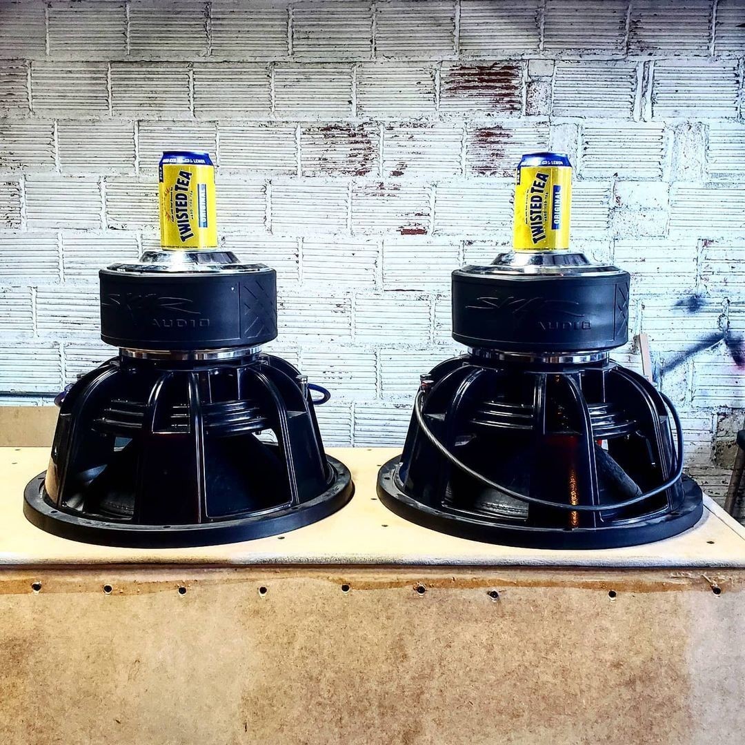 (2) Skar Audio ZVX-15v2 subwoofers ready to play some lows! 🔊🔊📸: six2ohh
•
•
#skaraudio #teamskaraudio #skaraudioteam #subwoofer #subwoo...