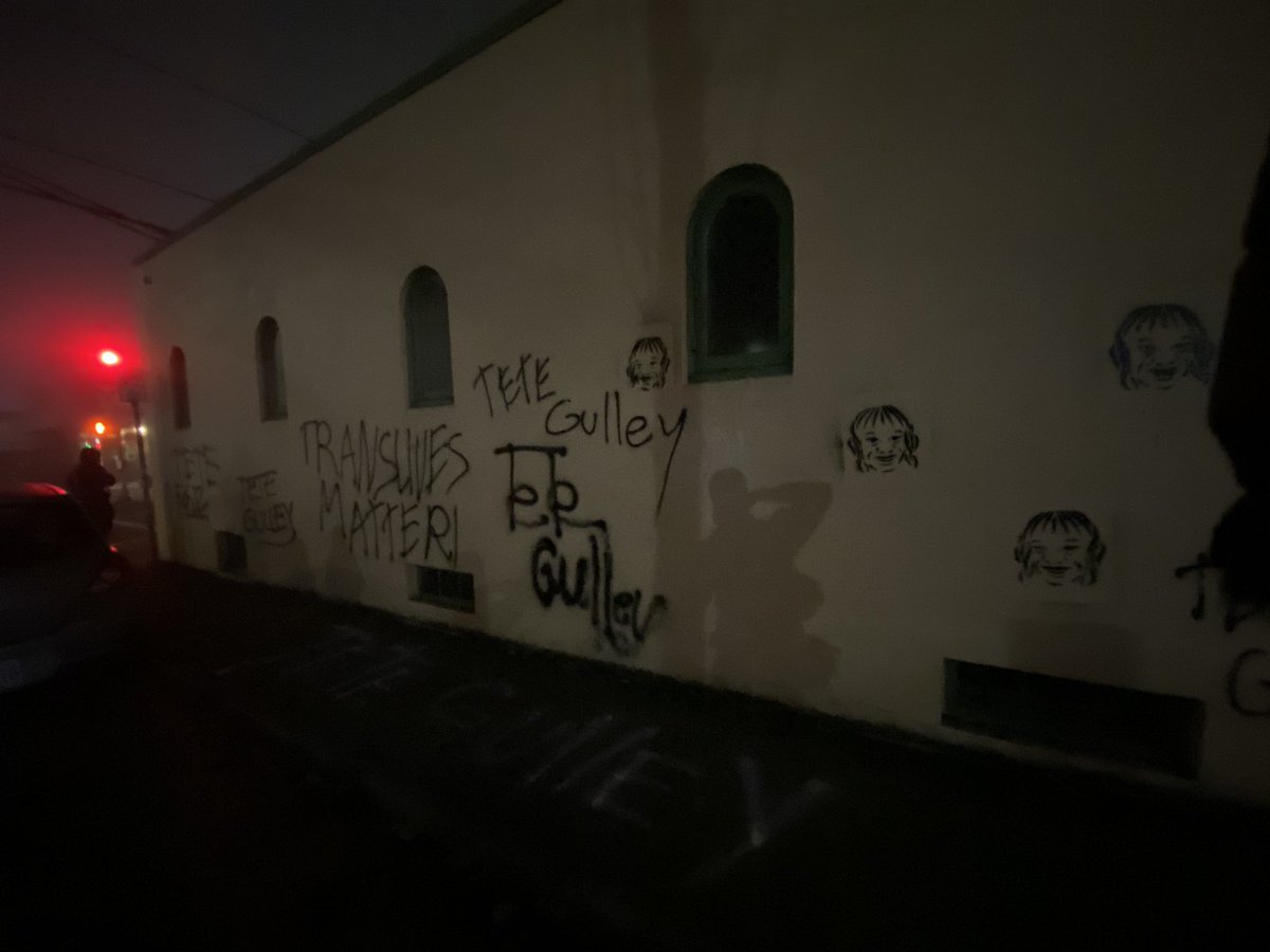BoopTroopEugene's tweet image. Some taggage on a few different buildings down Sandy in #Portland after a Direct Action March!
#BLM #BLMprotest #BlackLivesMatter #BlackTransLivesMatter #PDXprotests #PortlandProtests #Protests #Antifa