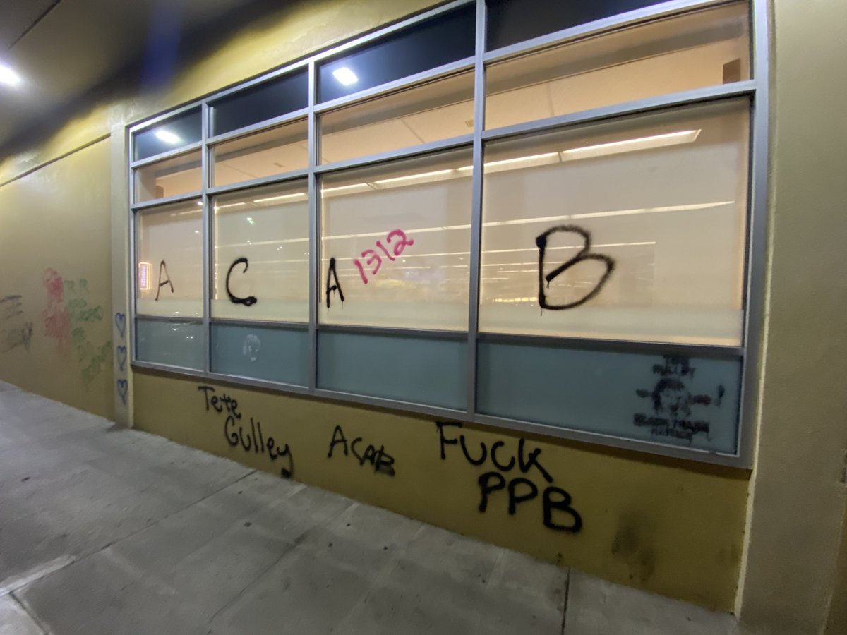 BoopTroopEugene's tweet image. Some taggage on a few different buildings down Sandy in #Portland after a Direct Action March!
#BLM #BLMprotest #BlackLivesMatter #BlackTransLivesMatter #PDXprotests #PortlandProtests #Protests #Antifa