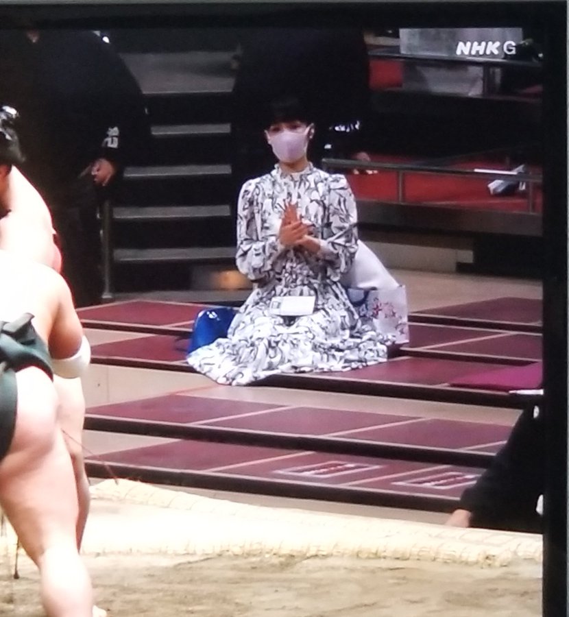 溜席の妖精の正体判明 タニマチのお嬢様 マスクなし画像付 相撲観戦して正座している女性