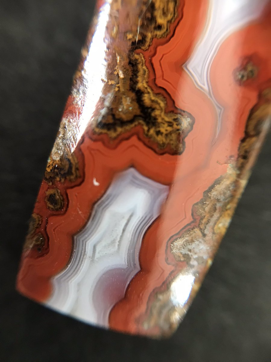 M_ko7777's tweet photo. 久しぶりに石を買いました。
真っ赤なモロッコ産のアゲート。
25×10mmの小さな石に、ぎゅっと詰まった不思議な世界。 https://t.co/uq3iVLCNpJ