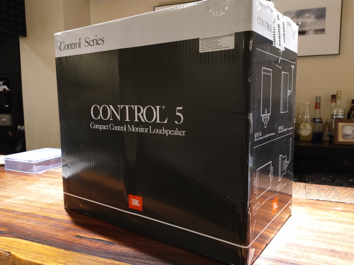 ishinoknomi's tweet image. こんな偶然もあるんだな～1985年頃から地下のお店に設置してたスピーカーとっくに廃盤になってて1階に移転が決まってからボロボロなんでどうしましょう？と思ってたら偶然にも40年ぶりに再販された！これからもよろしく～ビビる！#JBL #control5
