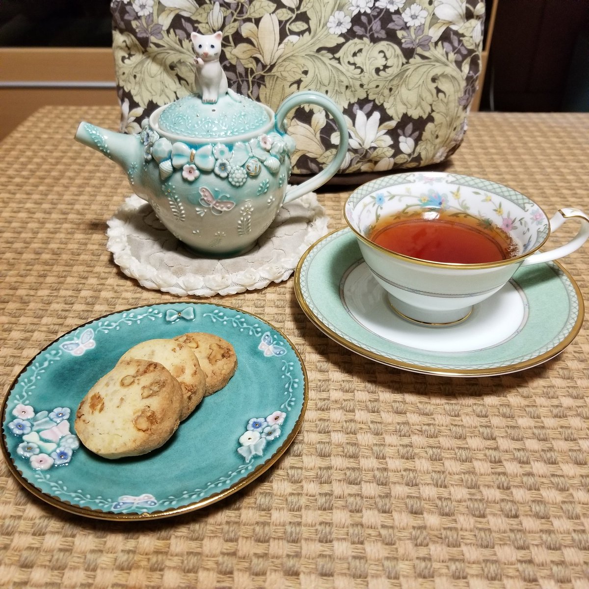 お姉様からいただきました
くるみとキャラメルのサブレ(仮称)
素材の味を感じられて美味✨