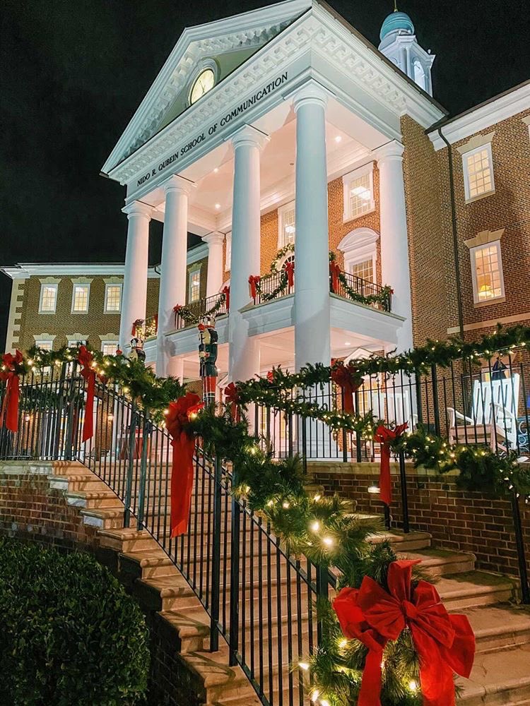 5 Fridays until Christmas!🎄🎉🎁🎅🏻Shout out to our sister @emilykatz18 for taking these incredible pics of our campus decorated💓