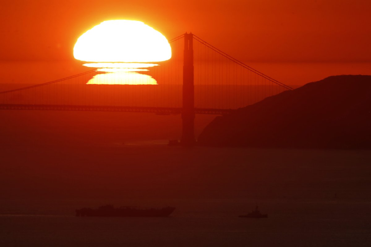 sfchronicle's tweet photo. The setting sun creates a momentary green flash behind the Golden Gate Bridge, seen from Berkeley on Friday evening. 

📷 @chinnski https://t.co/Bfwwn7d3Gl