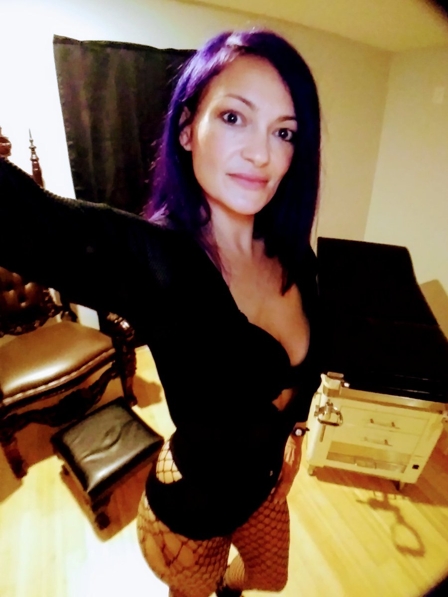 ServeBlaze's tweet photo. A beautiful night... One lucky sub was graced with an in person session. #Raleighdomme #bdsm #Raleighmistress #Topfemdom #sensualdominant https://t.co/p7nAkUWRMD