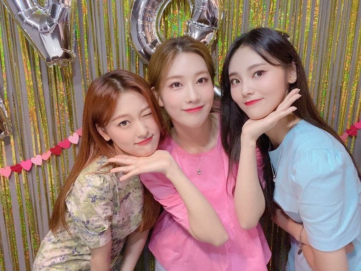 LOONARPBR's tweet photo. Depois de apresentar Sweet crazy love não poderia deixar de aparecer aqui com uma fotinha do OEC, já que me divirto muito ensaiando com elas! Além de agradecer aos orbits que estiveram conosco, espero que continuem nos acompanhando e aguardando por nós! 

[#JINSOUL] https://t.co/7tf17s3kS5