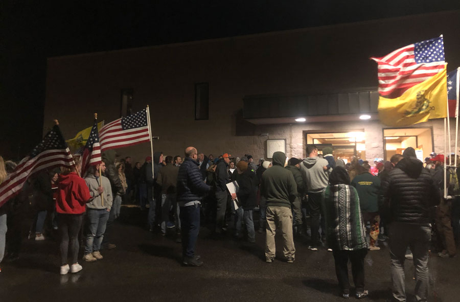 16/ Speaking of Idaho, which has the nation's 2nd highest Covid positivity rate, in Rexburg, 100+ protestors interrupted a city council meeting discussing a mask mandate, chanting "We will not comply!" The vote was delayed.  https://eastidahonews.com/2020/11/live-rexburg-city-council-weighs-mask-mandate/