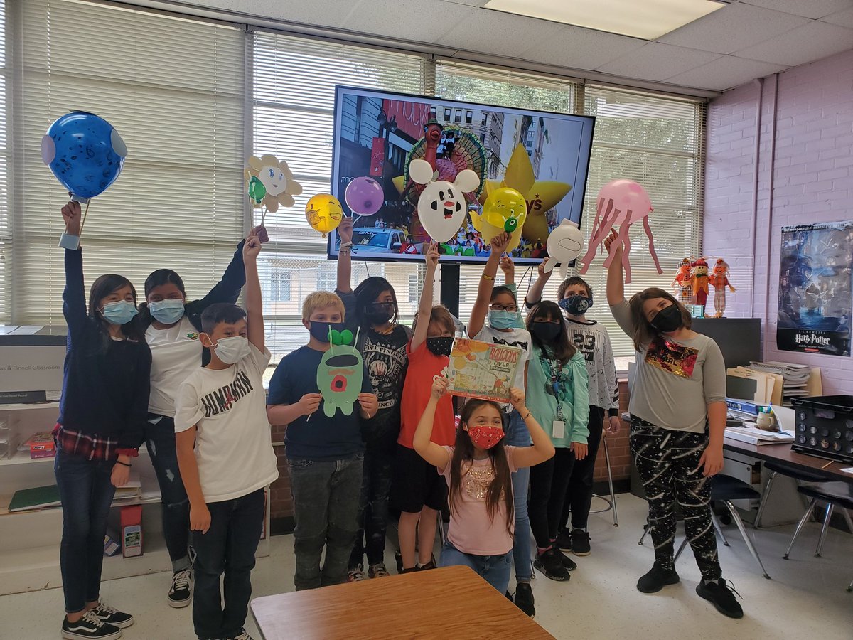 RubioClass's tweet image. Part 2! Our designs are ready for the  #MacysParade From Angleton, TX to New York City, NY Happy Thanksgiving! @Southside_AISD