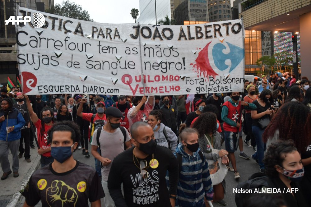 afpfr's tweet photo. La mort d'un homme noir battu par des agents de sécurité blancs dans un supermarché du groupe Carrefour à Porto Alegre a déclenché une vague d'indignation au Brésil, en pleine Journée de la conscience noire célébrée vendredi dans le pays #AFP https://t.co/3Ae0afEosP