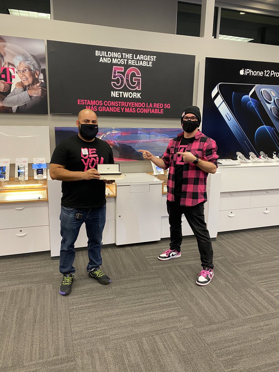 WileyatBoost's tweet photo. Happy five year anniversary to this veteran WL Rockstar, Jose! He’s been leading one of the top stores in NorCal his entire career with us! Thank you for making Turlock great! This guy has #WLDNA Thank you, Jose! #wirelesslifestyle #theNEWtmobile @Pkushn @wl_byoung @BuffWl https://t.co/GbbyA7P445