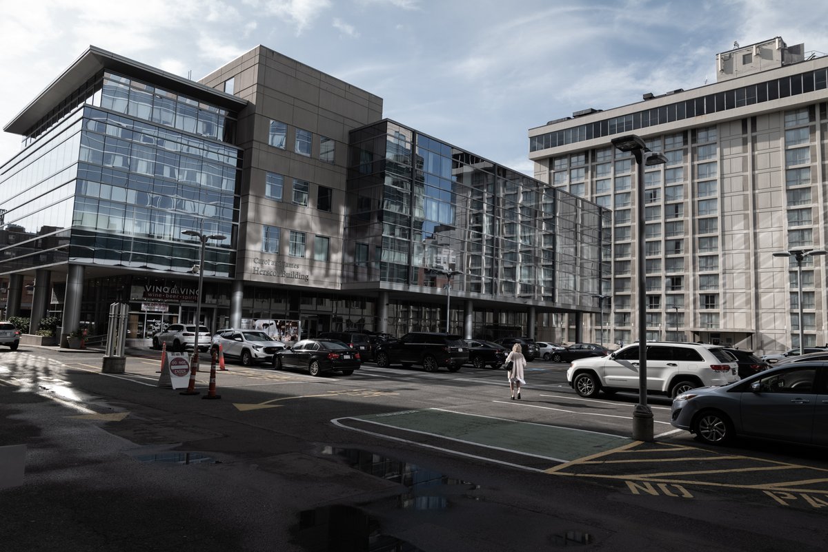 HalGregersen's tweet image. ...and I&apos;m grateful for how light, dark, and shadow can weave snippets of wisdom into life. Being still gives us the chance to &quot;be stopped&quot; This scene stopped me still with a sense of awe and wonder.  #givethanks #composeandwait #Boston @SFWorkshops #leicasl2