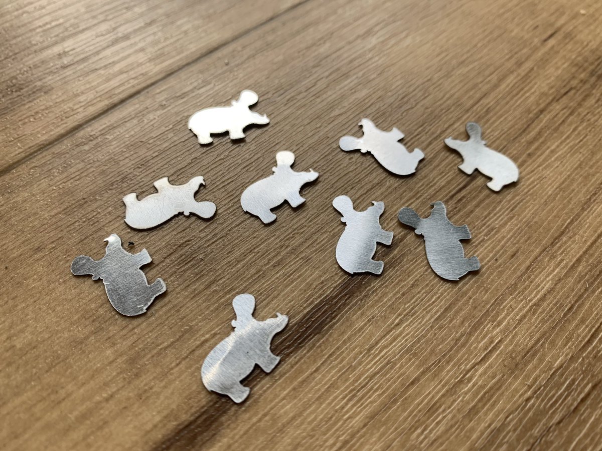 Carver_Design's tweet photo. 今日、スタッフが手作りアートバザールに行くので、ちょっと高級な名刺作ってみました。
0.3mmステンレス名刺です。
カットして抜けたカバたちがなんかいい感じでもったいない。

https://t.co/iFUYRsyX0r

#手作りアート
#切り抜き
#名刺 https://t.co/Bt4ADAkm2g