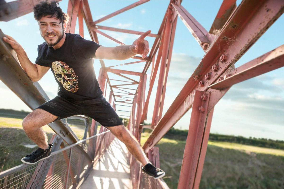 TurismoCeda's tweet photo. 📸#Azul fue elegida por la marca de ropa Narrow para la campaña primavera verano 2020 – 2021, dirigida por el reconocido fotógrafo de moda Chino Zavalía, quien hace 16 años trabaja con esta marca 100% nacional y que tiene 130 locales exclusivos en todo el país. 

#Narrow #Moda https://t.co/r4ECxySUqU