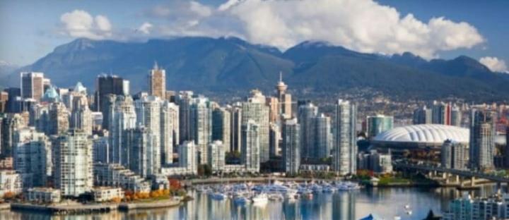 chamada (primeira foto). Comparem com uma foto da vista de Vancouver. O tumblr inteiro procurou pelo endereço dessa foto por meses e não encontrou. Sabe quem achou? A lenda do FBI. Porém, não vou divulgar em respeito ao Misha. Achamos apenas usando o google e o cérebro+