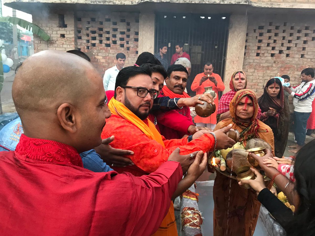 changeofvoice's tweet photo. प्रातःकालीन भगवान भास्कर को अर्ग अर्पित कर लोक आस्था महापर्व छठ का समापन।

छठ माँ सब पर कृपा करें, सबका कल्याण करें। 
-----------------------------------------------------------------

Ending of Lok Aastha Mahaparva Chhath by offering to Lord Bhaskar in the morning. https://t.co/AY25ciAKuX