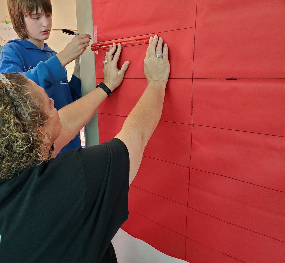 kimmywright27's tweet photo. It's a work in progress, but my students worked hard on the door today and had fun doing it. Still have some more things to do to it before we are done, but it is looking really cute! @altopark_elem #APSoars #Christmas2020 #mrswrightselves https://t.co/QhOaLWHiS2