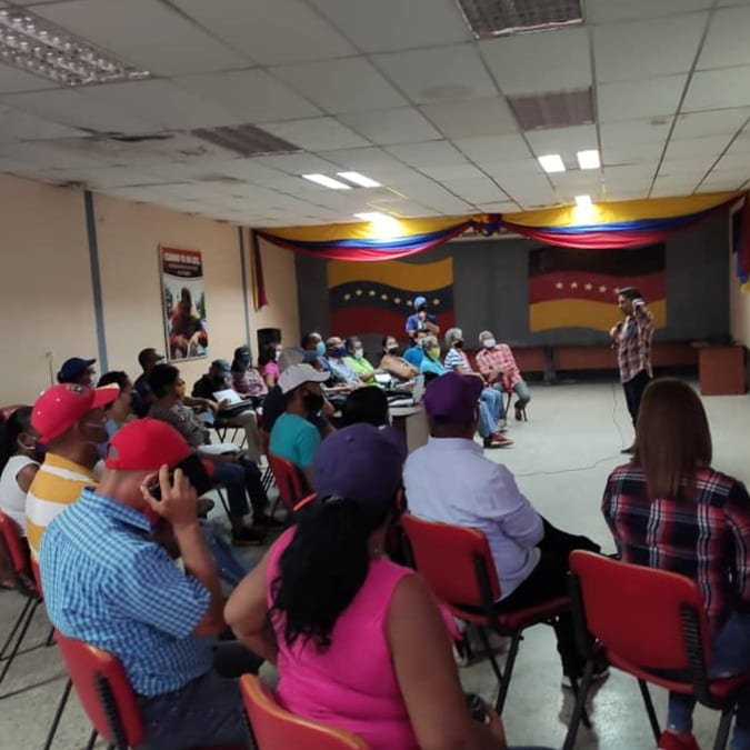 LuisEGarciaC7's tweet photo. En formación los encargados de vigilar el proceso de votación y garantizar su transparencia... Taller de Técnica Electoral para Jefes de UBCH del municipio #Independecia
#VenVamosJuntos
#Circuito7Indetenible
#InnovaciónYSoberaníaTecnológica
@NicolasMaduro
@HectoRodriguez https://t.co/58TLtdHLsf