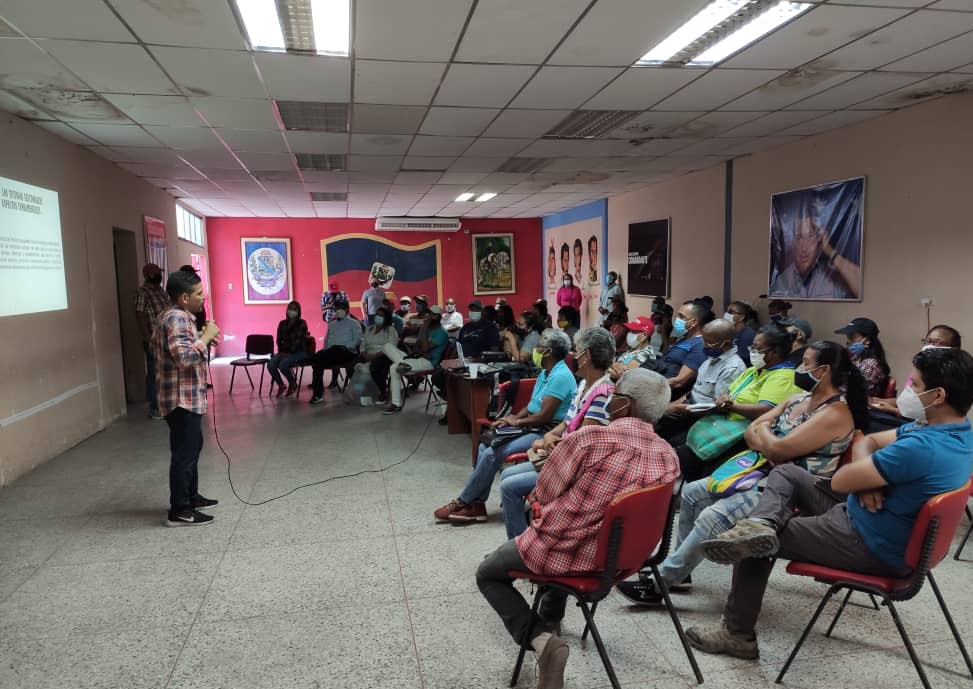 LuisEGarciaC7's tweet photo. En formación los encargados de vigilar el proceso de votación y garantizar su transparencia... Taller de Técnica Electoral para Jefes de UBCH del municipio #Independecia
#VenVamosJuntos
#Circuito7Indetenible
#InnovaciónYSoberaníaTecnológica
@NicolasMaduro
@HectoRodriguez https://t.co/58TLtdHLsf