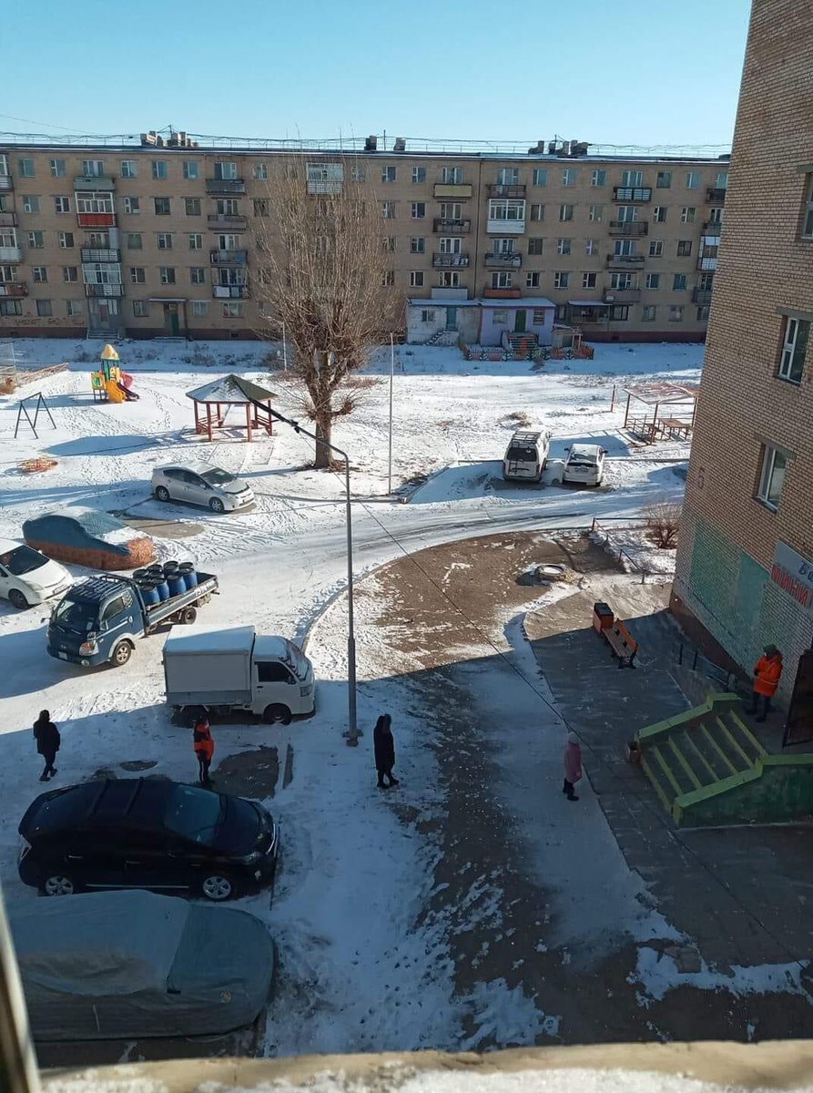 Манай Дарханчууд бүр сурчихлаа шүү! Байрны доод дэлгүүртээ зай бариад үйлчилүүлж байна! 👍