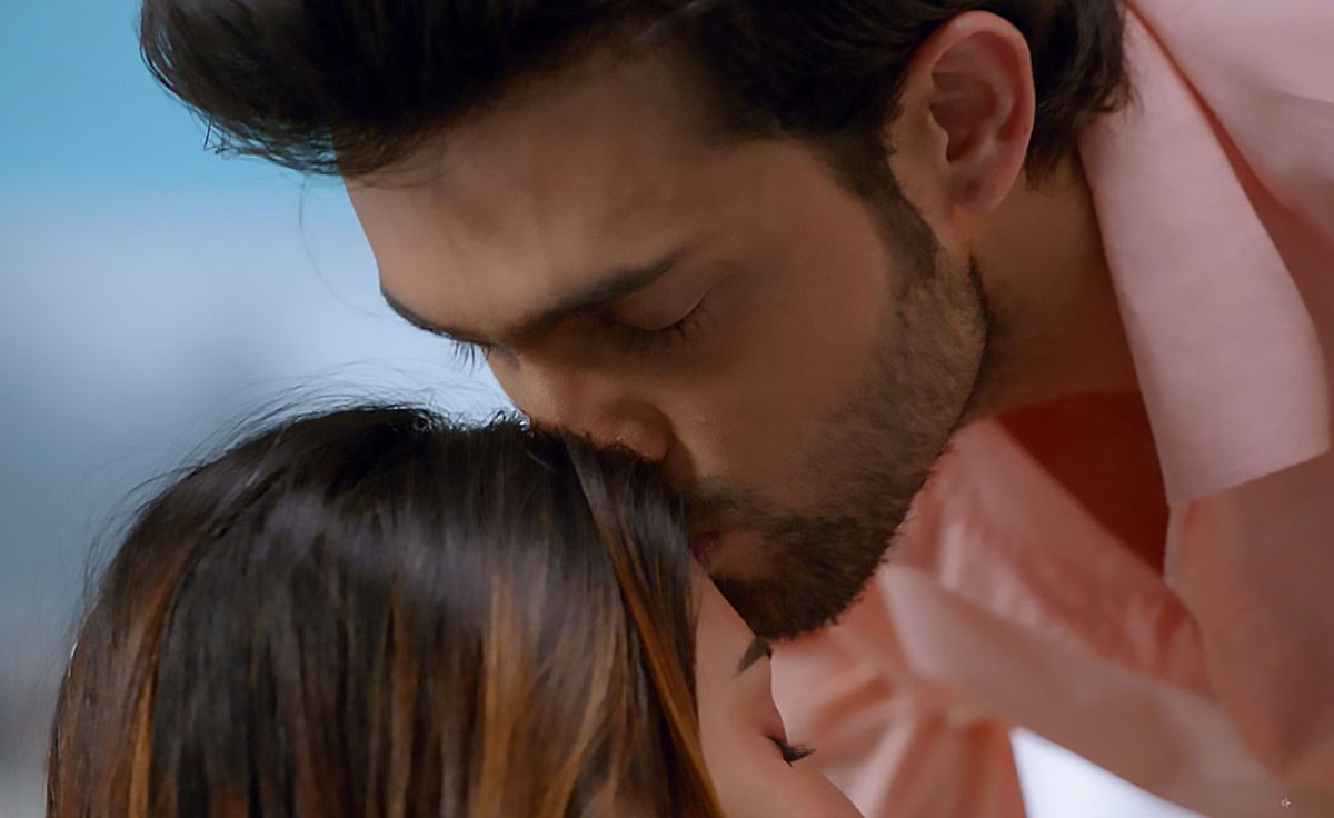 "Maine kaha tha na, humari beti hogi...our daughter"Anu always wanted a princess, today he was holding his!Papa introduces his lil princess to Mommy, kisses her forehead, they fondle & coddle their lil bundle of joy!BLISS! We melt!  #AnuPre  #ParthSamthaan  #KasautiiZindagiiKay