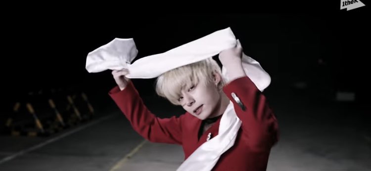 The imagery of red & white is huge in the film, and Hwanwoong bounces back and forth between a red suit and white suit in the opening.