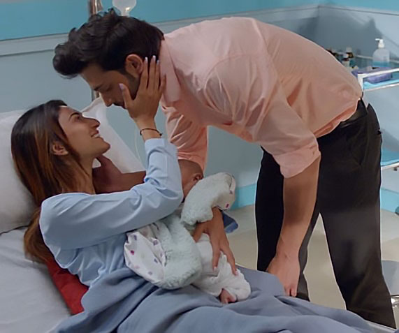 "Maine kaha tha na, humari beti hogi...our daughter"Anu always wanted a princess, today he was holding his!Papa introduces his lil princess to Mommy, kisses her forehead, they fondle & coddle their lil bundle of joy!BLISS! We melt!  #AnuPre  #ParthSamthaan  #KasautiiZindagiiKay