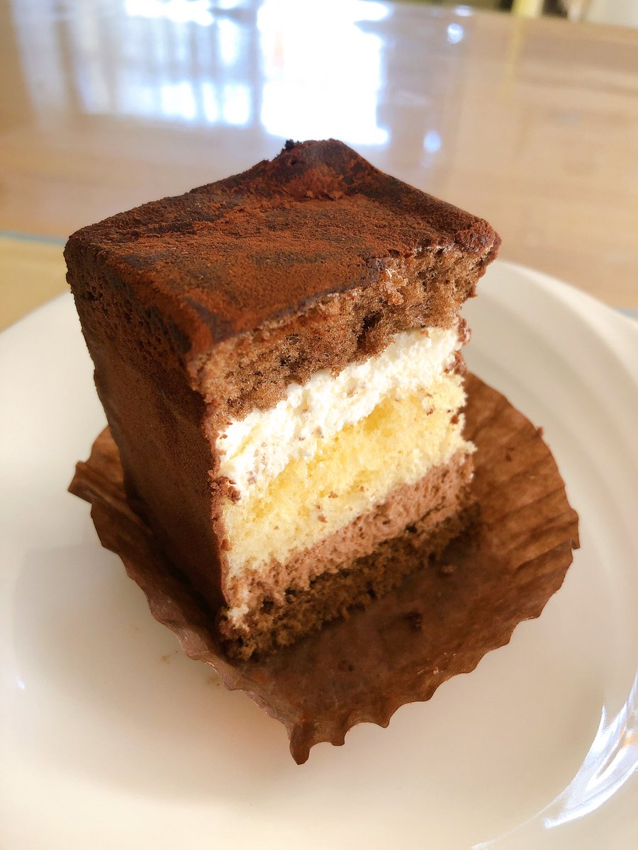 りなてぃ Auf Twitter 潤くんが福岡行ったら食べると言ってたチョコケーキはこの 博多の石畳 かな 食べてみたかったので福岡行った記念に ふわっふわで美味しくてペロッと食べてしまった 5層というのがまたいいね 嵐 チョコレートショップ博多の 石畳
