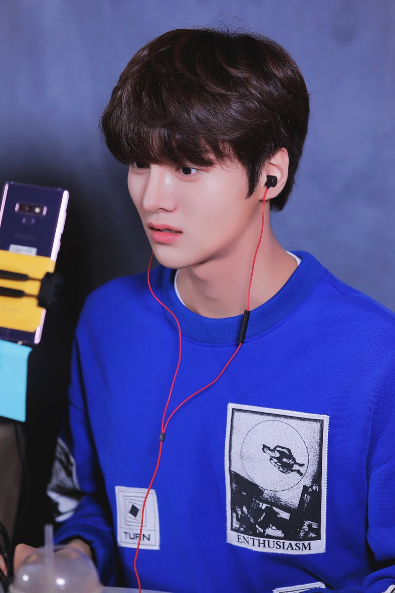 DRIPPIN's tweet photo. [📸] 201120 Video Call Event Behind

◾#차준호

#DRIPPIN #드리핀
#Boyager #Nostalgia https://t.co/9KsRqTfmWf