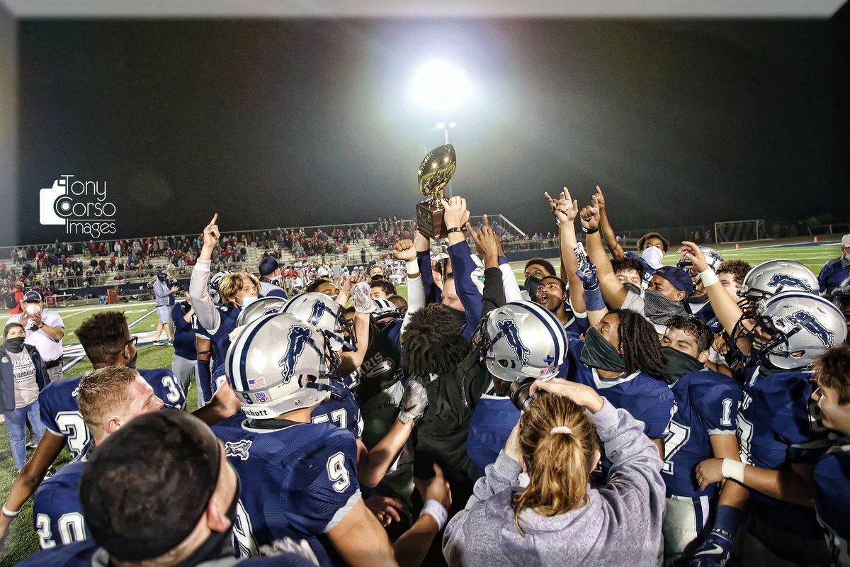 TonyCorsoImages's tweet image. Paris defeats Midlothian-Heritage 38-28 to advance to the next round of playoffs. @TheParisNews @wfaasports