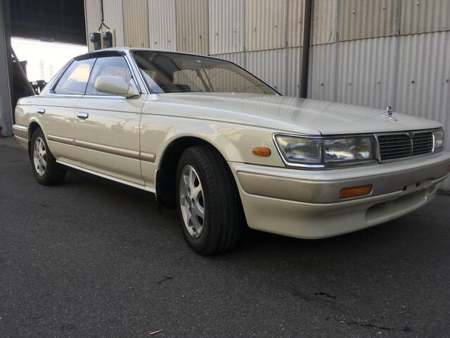 赤ずきん魔人 Deepnight 内装にアルカンターラが使われてた記憶が それとピラーレスだから酷使するとボディが歪みやすくリアドアをあけると ギャッ みたいな音が鳴ったり でも僕は４ドアならr32よりc33が好きだったな